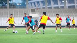 Timnas Indonesia U-22 menggelar latihan perdana untuk persiapan SEA Games di Stadion Madya, Jakarta Pusat, pada Jumat (3/10/2025) sore WIB. (Bola.com/M Iqbal Ichsan)