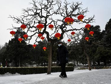 Salju Turun di Ibu Kota China Menjelang Olimpiade Musim Dingin Beijing
