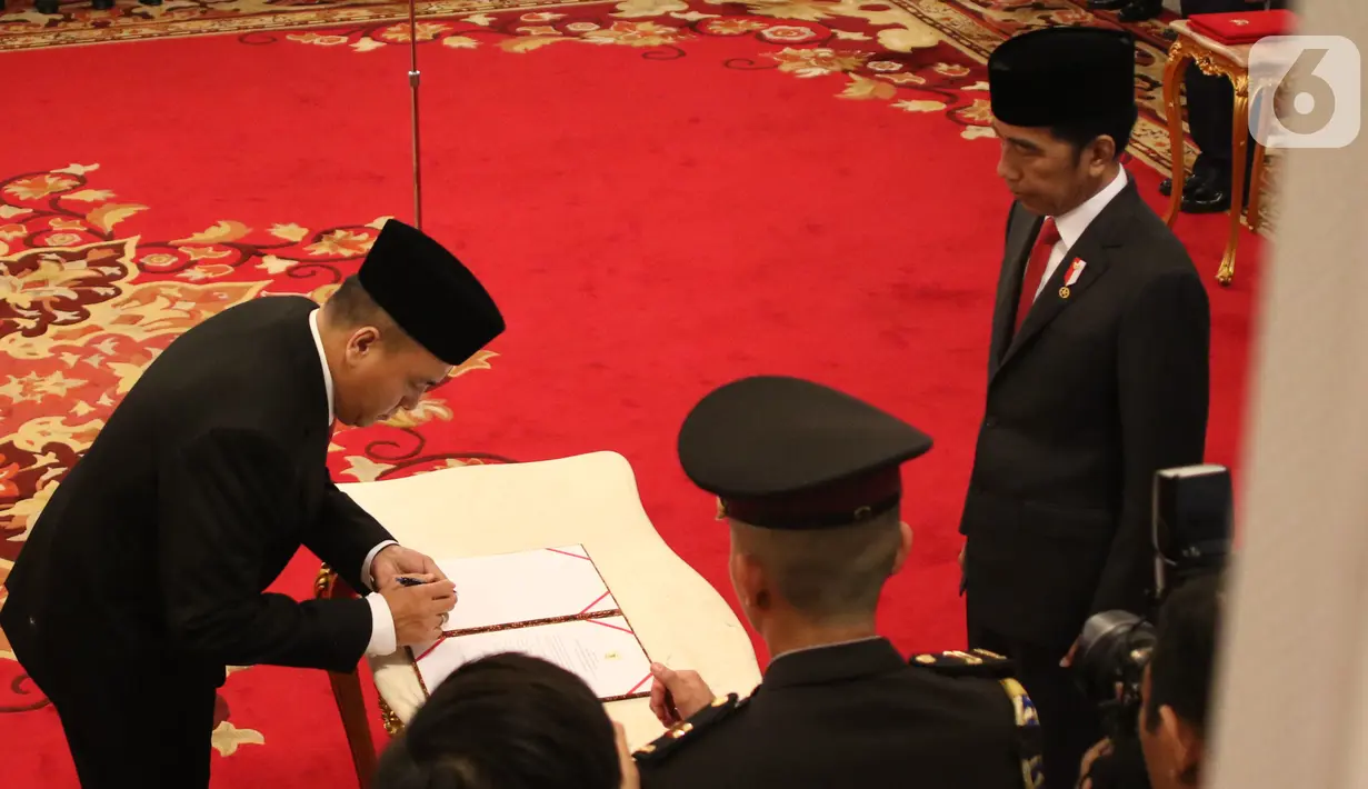 Presiden Joko Widodo atau Jokowi (kanan) menyaksikan komisioner Komisi Kejaksaan RI menandatangani berkas saat upacara pelantikan di Istana Negara, Jakarta, Jumat (1/11/2019). Jokowi melantik sembilan komisioner Komisi Kejaksaan RI periode 2019-2023. (Liputan6.com/Angga Yuniar)