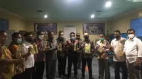 Menteri Koperasi dan UKM, Teten Masduki meninjau lokasi Rumah Produksi Minyak Kelapa Pintu Air (Liputan6.com/Dionisius Wlibardus)