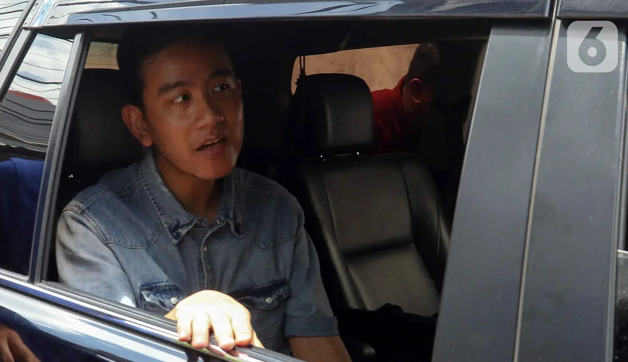 Gibran tiba sekitar pukul 11.00 WIB. Dia mengenakan kemeja biru berbahan jin. (Liputan6.com/Herman Zakharia)