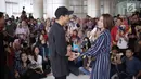 Penampilan penyanyi Afgan dan Rossa saat menghibur pasien anak-anak di RSCM, Jakarta, Senin (28/5). Acara tersebut merayakan ulang tahunnya Afgan yang ke-29 dan sekaligus menghibur pasien anak-anak. (Liputan6.com/Faizal Fanani)