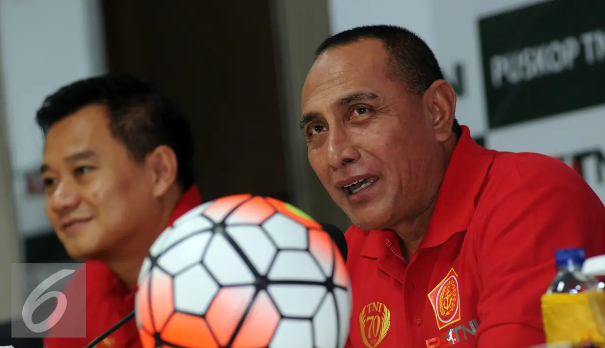 Presdir PS TNI, Letjen TNI Edy Rahmayadi (kanan) memberikan keterangan saat peluncuran tim PS TNI di Makostrad, Jakarta, Selasa (19/4/2016). PS TNI menyatakan kesiapan mengarungi Torabika Soccer Championship 2016. (Liputan6.com/Helmi Fithriansyah)