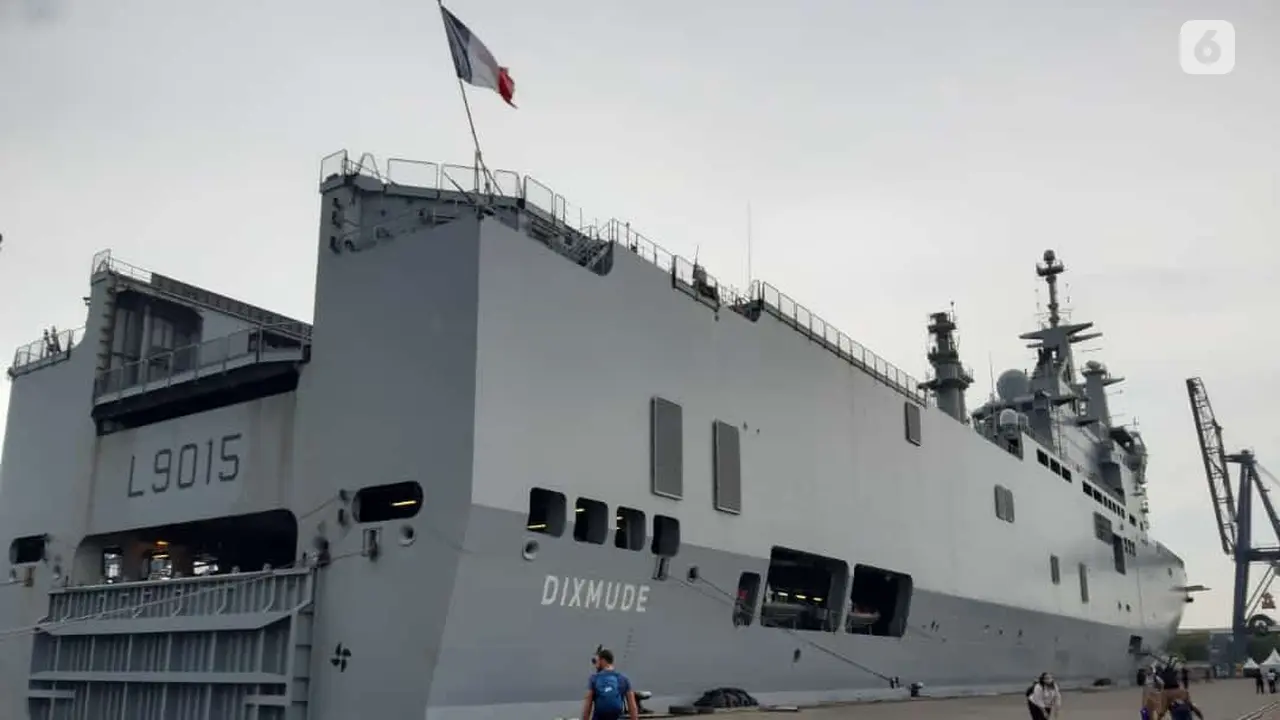 Kapal Landing Helicopter Dock (LHD) Dixmude yang berlabuh di Tj. Priok, Jakarta Utara, Selasa (28/3/2023).