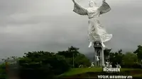 Patung Yesus Memberkati telah menjadi ikon Kota Manado. Bukan cuma ditujukan bagi umat nasrani, tapi juga simbol kerukunan umat beragama.