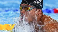 Perenang Indonesia, Muhammad Dwiky Raharjo berkompetisi dalam cabang olahraga renang 50 meter nomor gaya dada putra pada Kejuaraan Akuatik Dunia di Doha, Qatar, 13 Februari 2024. (AP Photo/Hassan Ammar)