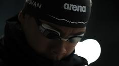 Perenang Indonesia, Jason Donovan berkonsentrasi sebelum berenang pada nomor 50 meter gaya bebas putra dalam Kejuarnas Akuatik Indonesia 2026 di Stadion Akuatik Gelora Bung Karno, Senayan, Jakarta, Jumat (01/05/2026). (Bola.com/Bagaskara Lazuardi)