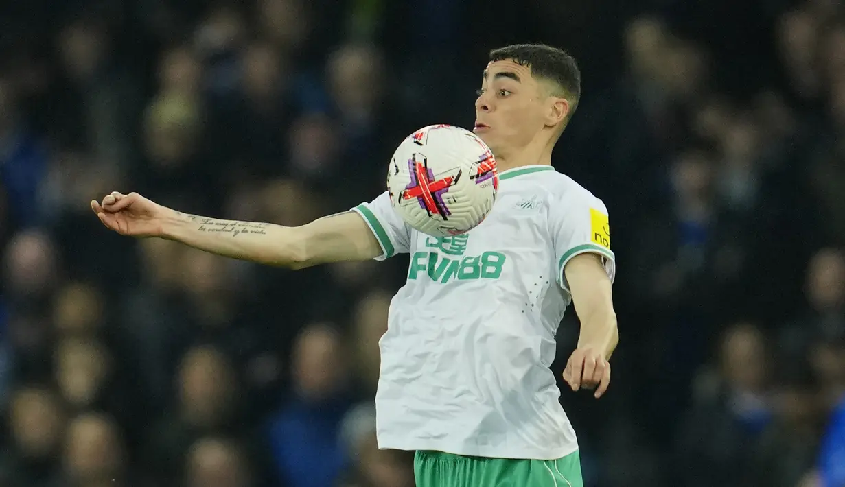 Gelandang Newcastle United, Miguel Almiron mengontrol bola saat menghadapi Everton pada laga Liga Inggris 2022/2023 di Goodison Park, Liverpool (27/4/2023). Miguel Almiron total bermain 29 laga di Liga Inggris musim ini dan hanya absen 4 laga saat kondisinya tidak fit akibat cedera. Ketajamannya diperlihatkan di pekan-pekan awal hingga pertengahan. Hingga kini ia telah mencetak 11 gol dan 1 assist. (AP Photo/Jon Super)