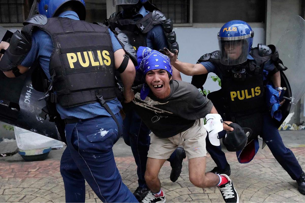 FOTO: Bentrokan di Manila,  49 Orang Ditangkap dalam Aksi Antikorupsi Filipina