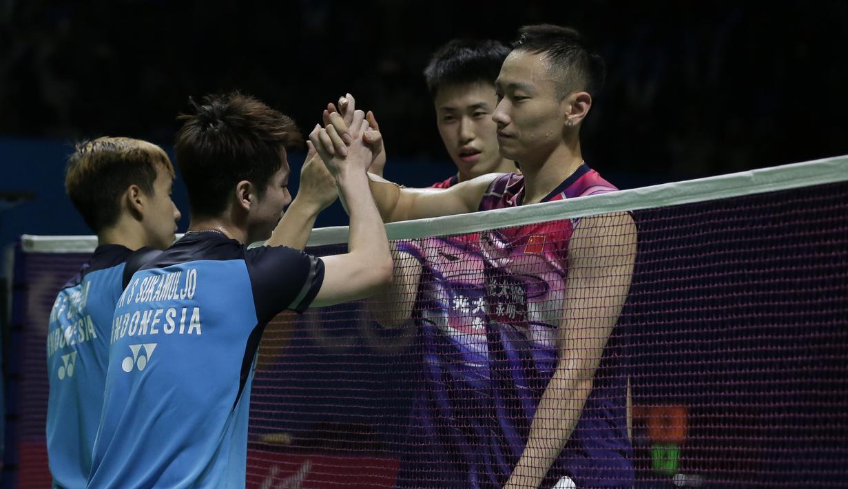 Ganda putra Indonesia, Marcus Gideon / Kevin Sanjaya, berhasil mengalahkan Ou Xuan Yi / Zhang Nan pada Indonesia Open 2019 di Istora Senayan, Jumat (19/7). Marcus / Kevin menang 21-12 dan 21-16. (Bola.com/Yoppy Renato)