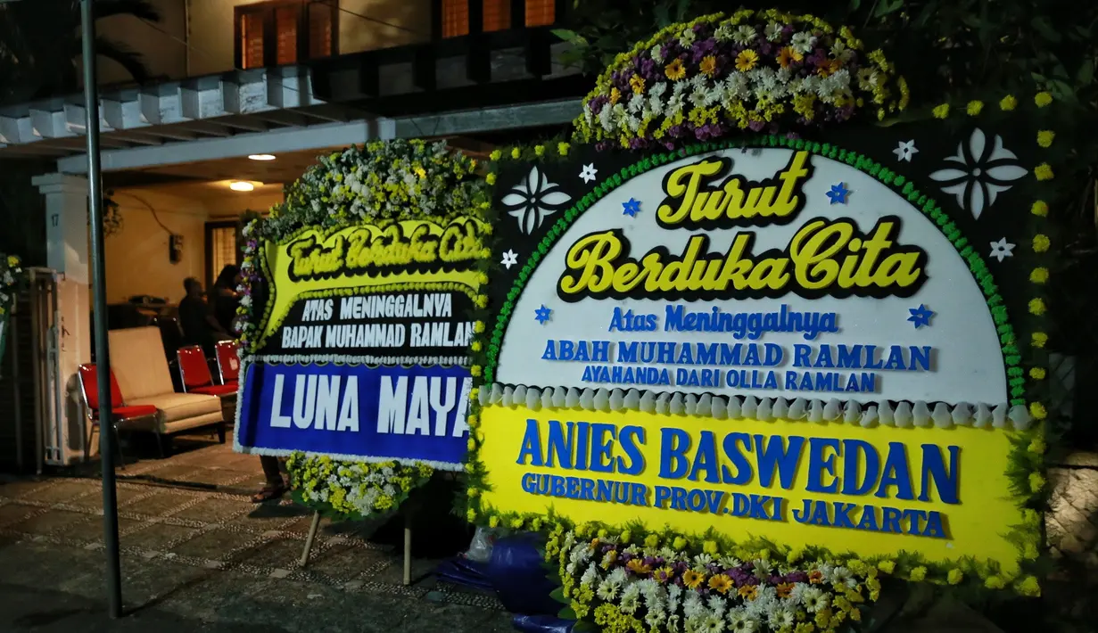 Terlihat juga hadir sahabat Olla dari kalangan artis seperti penyanyi Nindy, Dewi Sandra, Ashanty, dan Teuku Zacky. Tampak juga beberapa karangan bunga dari Anies Baswedan, artis Luna Maya, dan Erick Tohir. (Adrian Putra/Bintang.com)