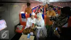 Sepasang mempelai menunjukan buku nikah usai menjalani prosesi nikah massal di kampus STTKD, Yogyakarta, Senin (4/4/2016). Sebanyak 21 pasangan pengantin mengikuti nikah bareng angkasa di atas pesawat boing. (Liputan6.com/Boy Harjanto)