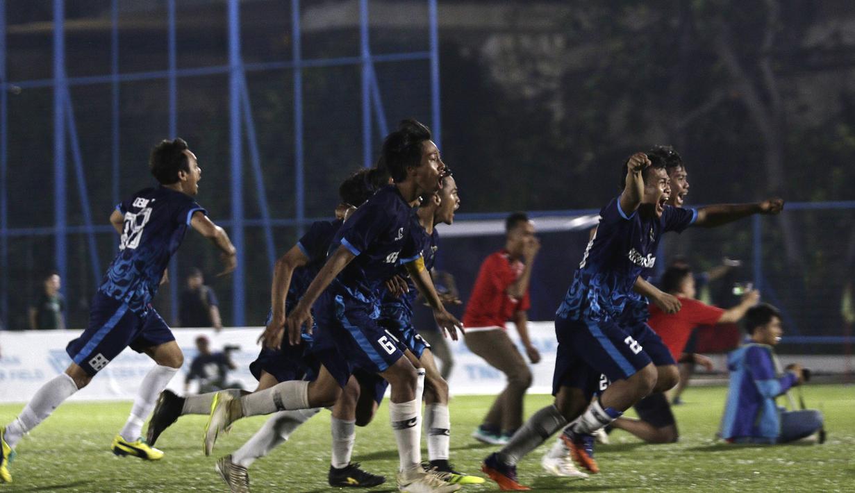 Pemain Kebsay FC merayakan juara Liga AYO 2 Jakarta 2019 di Lapangan Aldiron, Pancoran, Jakarta, Minggu (24/11). Babak Final Liga AYO Jakarta berlangsung ketat dan panas. (Bola.com/Yoppy Renato)