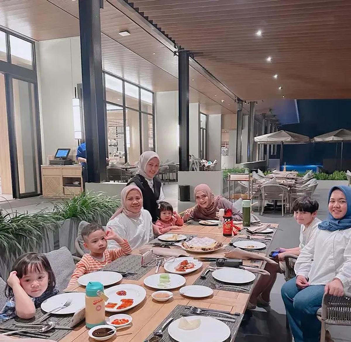 8 Potret Kompak Tiga Pengasuh Anak Raffi Ahmad di Berbagai Momen, Tampil Stylish Khas Keluarga Sultan Andara