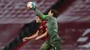 Kiper Borussia Monchengladbach, Yann Sommer melakukan penyelamatan di depan bek Bayern Munchen Benjamin Pavard pada laga pekan ke-18 Bundesliga di Allianz Arena, Sabtu (8/1/2022) dini hari WIB. Bayern Munchen dipermalukan di kandang sendiri 1-2. (CHRISTOF STACHE/AFP)