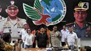 Kabid Humas Polda Metro Jaya, Kombes Pol Argo Yuwono memberikan keterangan saat rilis pengungkapan kasus narkoba jenis liquid di Jakarta, Senin (28/10/2019). Narkoba jenis tembakau gorila dalam bentuk liquid diperdagangkan dengan harga Rp 600 ribu per buah. (merdeka.com/Iqbal S. Nugroho)