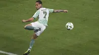 Aksi Antony&nbsp;dalam laga final UEFA Conference League antara Real Betis vs Chelsea, Kamis (29/5/2025). (AP Photo/Darko Vojinovic)