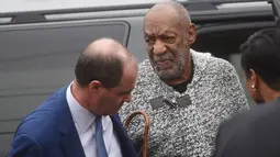 Aktor Amerika, Bill Cosby ketika tiba di Pengadilan Montgomery County, Pennsylvania, Rabu (30/12). Cosby dikenai tuduhan penyerangan seksual dalam satu peristiwa di tahun 2004 yang melibatkan seorang pegawai universitas setempat. (REUTERS/Mark Makela)