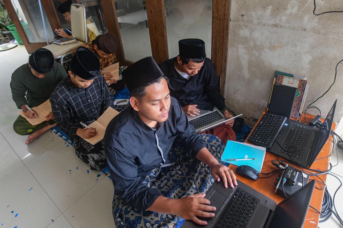 FOTO: Ramadan Menghidupkan Tradisi Kajian Kitab Kuning di Pesantren