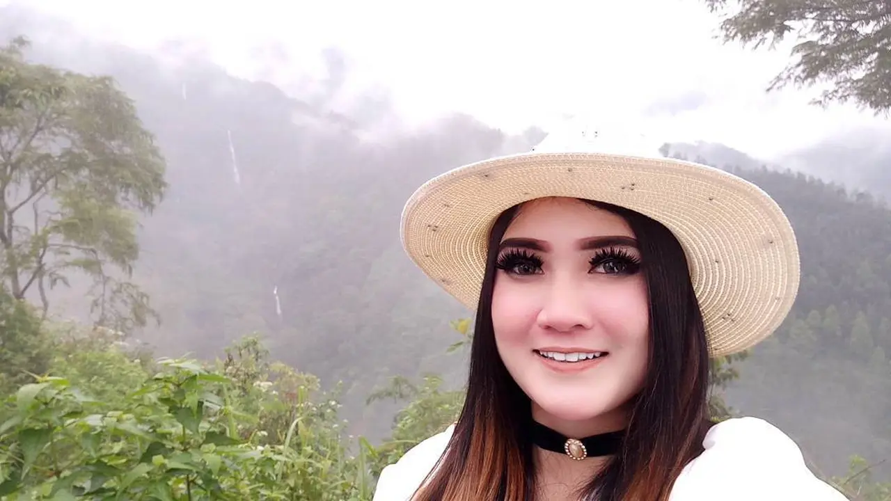 Penyanyi Dangdut Nella Kharisma Tetap Cantik Walau Tanpa Make Up