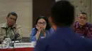 Anggota pansel Calon Pimpinan Ombudsman RI (Pansel ORI) Agus Dwiyanto dan Zumrotin K Soesilo mendengarkan jawaban dari salah satu kandidat pada tes wawancara terbuka di Gedung Sektretariat Negara, Jakarta, Selasa (27/10). (Liputan6.com/Faizal Fanani)