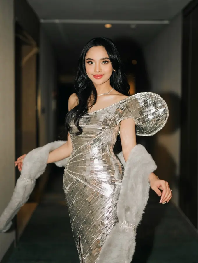 Lyodra Ginting Tampil Bak Disco Ball Mewah, Kenakan Gaun Karya Desainer Langganan BLACKPINK Saat Manggung