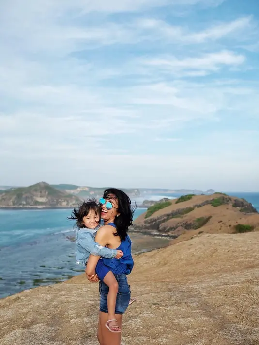 Selanjutnya adalah momen saat Liza Elly liburan bersama sang buah hati Naara Ellyna Tirta. Liza Elly tetap terlihat seksi memakai short pants dengan atasan berwarna birunya. Tak ketinggalan kacamata hitsnya. (Instagram/lizaellyp)