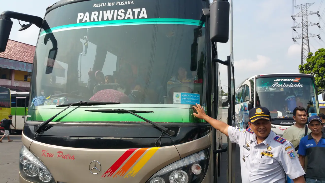 Bus di Terminal Kampung Rambutan