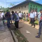 Polisi melakukan olah tempat kejadian perkara (TKP) d lokasi pesta miras oplosan di Dok IX Distrik Jayapura Utara, Kota Jayapura, Provinsi Papua. (Liputan6.com/Katharina Janur/Polresta Jayapura Kota)
