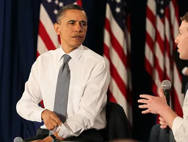 Presiden AS, Barack Obama berbincang dengan CEO Facebook Mark Zuckerberg dalam sebuah pertemuan balai kota di markas Facebook di Palo Alto, California pada tanggal 20 April 2011. (Justin Sullivan / Getty Images / AFP)
