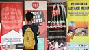 Siswa mengamati banner saat mengikuti kegiatan 'Sekolah Tanpa Asap Rokok (STAR): Menolak Diam' di Taman Menteng, Jakarta, Sabtu (21/11). Aksi ini untuk mendeklarasikan penolakan menjadi target industri rokok melalui iklan. (Liputan6.com/Immanuel Antonius)