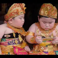 Melihat aksi lucu si kembar Kenneth dan Kenzo ini bakal bikin kamu cepat-cepat ingin punya anak. Ngegemesin banget! (Foto: Instagram/@meisketenjune)
