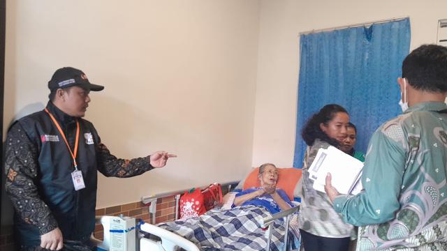 Oma Ong tak bisa hadir di TPS lantaran kondisi kesehatannya, sehingga petugas KPPS, saksi dan pengawas pemilu yang mendatangi di kamarnya.