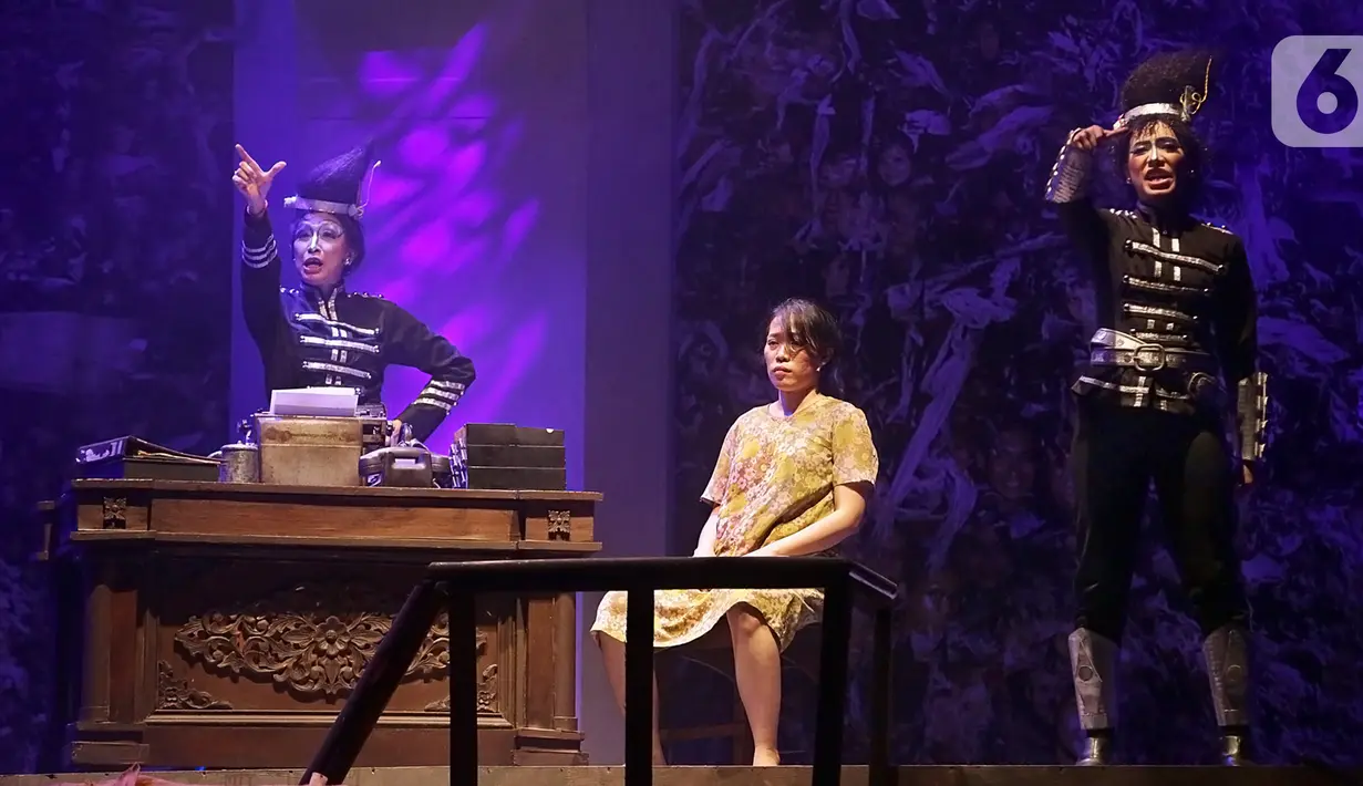 Pemain Teater Koma mementaskan lakon J J Sampah Kota di Graha Bhakti Budaya, Taman Ismail Marzuki, Jakarta, Kamis (7/11/2019). Produksi Teater Koma ke-159 yang ditulis oleh N Riantiarno ini menceritakan kehidupan di kolong jembatan dan akan dipentaskan hingga 17 November. (Fimela.com/Bambang E Ros)