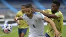 Gelandang Uruguay, Rodrigo Bentancur berebut bola dengan gelandang Kolombia Jefferson Lerma dalam laga Kualifikasi Piala Dunia 2022 zona Amerika Selatan di stadion Metropolitano, Barranquilla, Jumat (13/11/2020). Uruguay mengalahkan  Kolombia 3-0. (Raul ARBOLEDA / AFP)