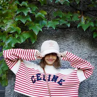 Lisa BLACKPINK terlihat sering memamerkan gaya dengan membawa mini bag. Di sini, Lisa mengenakan sweater bermotif garis dan tas dari Celine, yaitu medium celine heart in fluffy shearling and calfskin. Mini bag ini sangat manis dipadu dengan celana jeans, seperti tampilan Lisa ini.