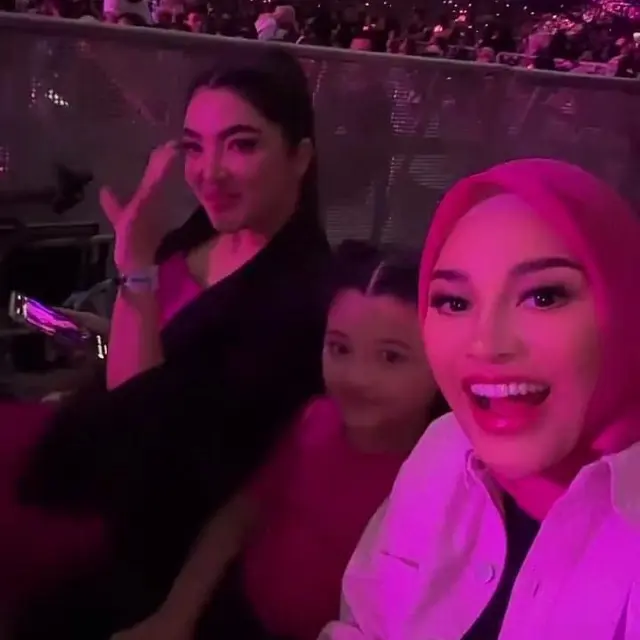 Potret 6 Artis Nonton Konser Bareng Ibunda, Kebersamannya Bak Kakak Adik