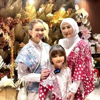 Nggak melulu gamis atau tunik, tampil stylish saat bukber Ramadan bisa dengan mengenakan wastra seperti Batik. [@rklopper]