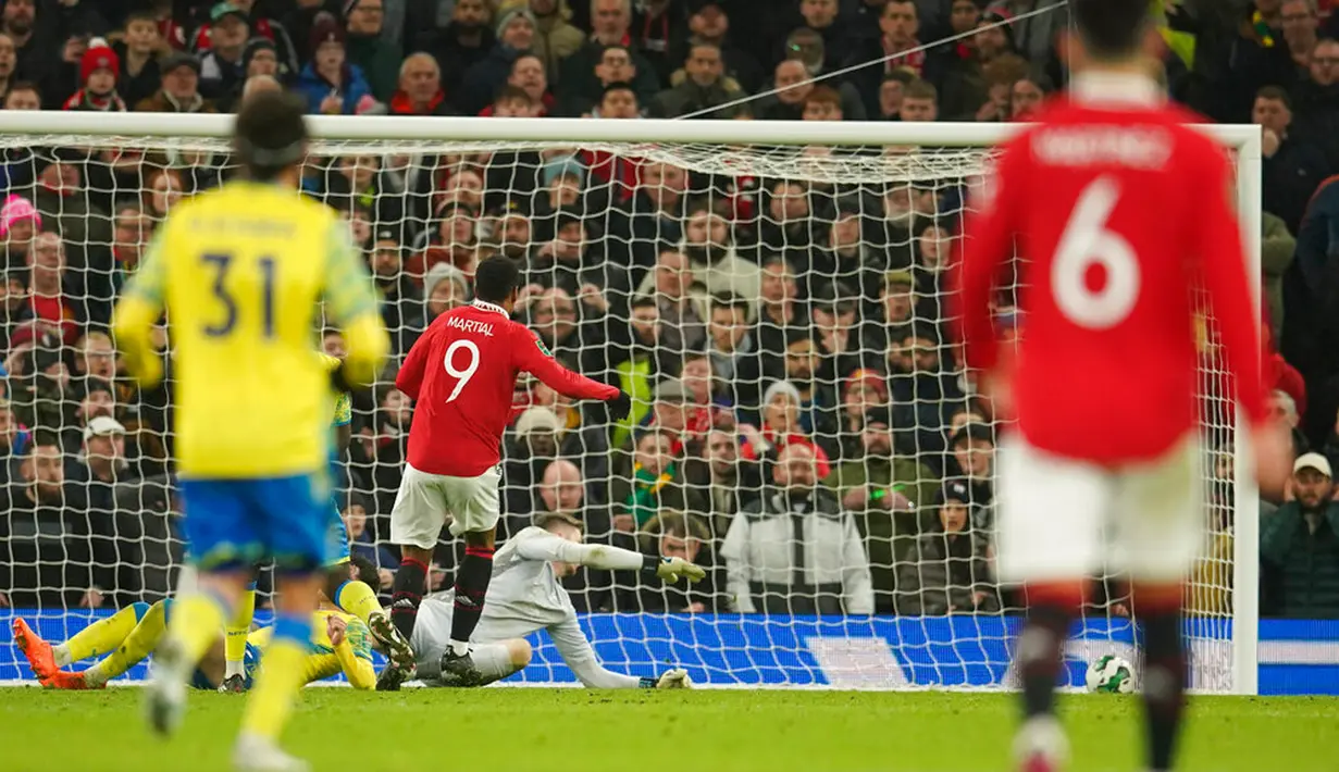 Pemain Manchester United Anthony Martial (tengah) mencetak gol ke gawang Nottingham Forest pada pertandingan sepak bola leg kedua semifinal Piala Liga Inggris di Old Trafford, Manchester, Inggris, 1 Februari 2023. Manchester United melaju ke final Piala Liga Inggris usai mengalahkan Nottingham Forest dengan skor 3-0 pada leg pertama dan 2-0 pada leg kedua. (AP Photo/Dave Thompson)