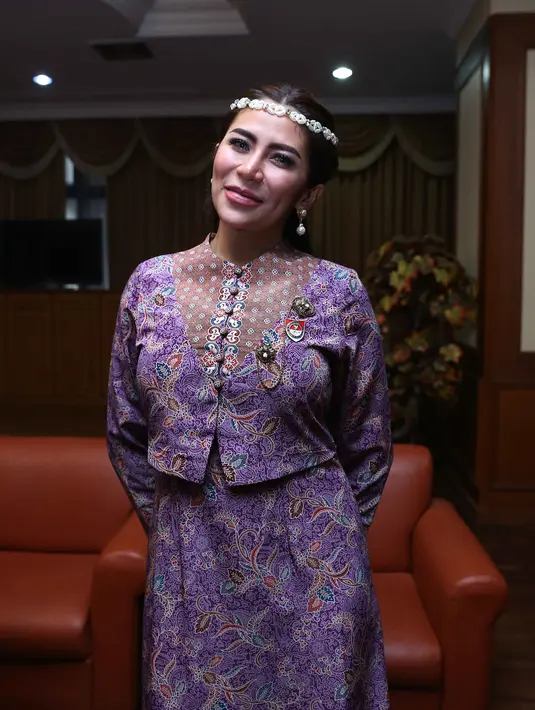 Sebagai tulang punggung keluarga, pedangdut berusia 31 tahun ini mengaku tidak ingin memberi nafkah keluarganya dari uang hasil menjual diri. Sejauh ini ia selalu bisa menolak secara halus ajakan pria hidung belang. (Nurwahyunan/Bintang.com)