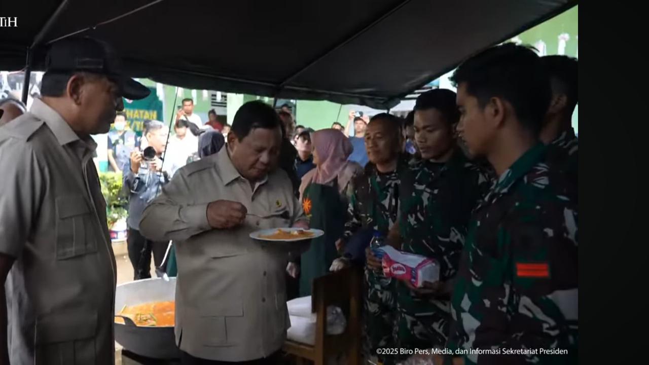 Pertanyaan Kritis Prabowo Usai Cicip Menu Nasi Goreng di Posko Pengungsi Banjir Agam: ni Menu Kalau Saya Datang Ya?