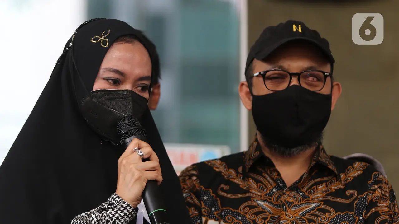 FOTO: Momen Novel Baswedan dkk Tinggalkan Gedung Merah Putih KPK