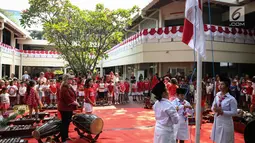 Siswa Jakarta Intercultutal School (JIS) menaikan bendera merah putih pada upacara bendera di Kampus JIS Pattimura, Jakarta, Rabu (16/8). Kegiatan tersebut dilakukan untuk memperingati Hari Proklamasi Kemerdekaan yang ke-72. (Liputan6.com/Faizal Fanani)