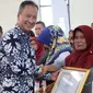 Mensos Agus Gumiwang Kartasasmita menyerahkan Sertifikat graduasi sejahtera mandiri sebagai bentuk penghargaan Kementerian Sosial.