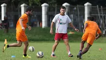 Pelatih Persipura, Osvaldo Lessa, memberi arahan kepada anak asuhnya saat berlatih di Lapangan C Gelora Bung Karno, Senayan, Jakarta. Selasa (5/5). (bola.com/Arief Bagus)