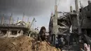 Warga Palestina memeriksa kerusakan rumah mereka yang hancur setelah kembali kota Beit Hanoun, Jalur Gaza utara, Jumat (21/5/2021).  Israel dan Hamas telah sepakat untuk gencatan senjata setelah 11 hari pertempuran. (AP Photo/ Khalil Hamra)
