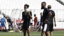 Pemain Arema FC, Sylvano Comvalius dan Alfin Tuasalamony, memperhatikan arahan pelatih saat latihan di SUGBK, Jakarta, Jumat (2/8). Jelang hadapi Persija, skuat Arema jajal lapangan GBK. (Bola.com/YoppyRenato)