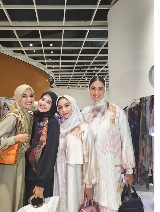 Hadiri peragaan brand lbylcb miliki Laudya Cynthia Bella, keduanya tampil anggun pakai hijab. [@paula_verhoeven/@shireensungkar].