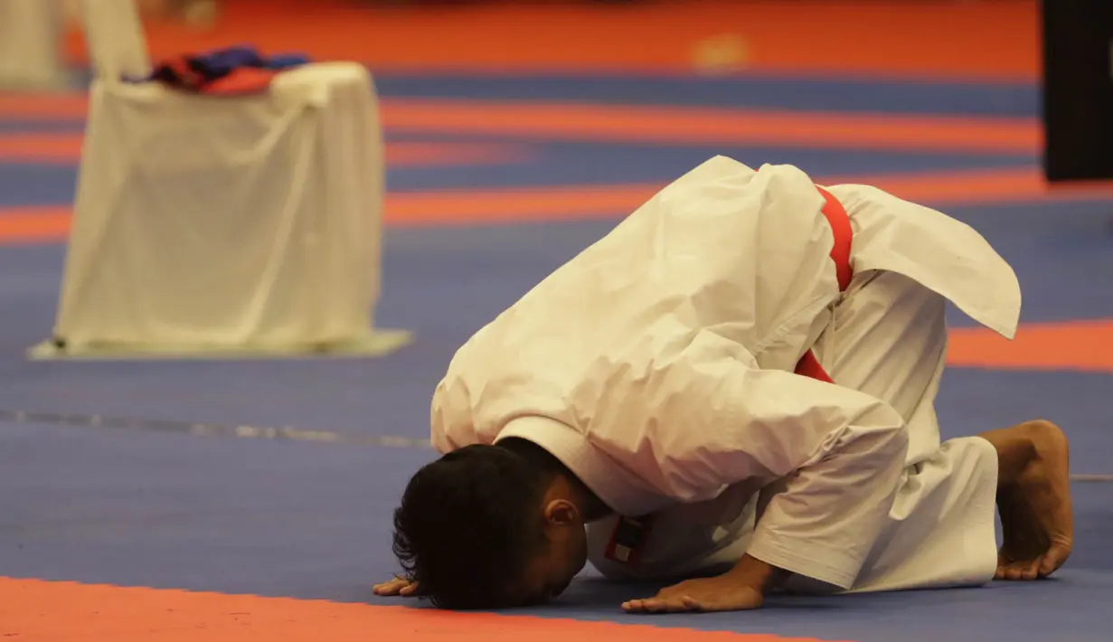 Karateka Indonesia, Ahmad Zigi Zaresta sujud syukur usai menjadi juara nomor Kata Junior pada Kejuaraan Dunia Karate Junior, Cadet dan U-21 di ICE, BSD, Tangerang, Kamis (12/11/2015). (Bola.com/Vitalis Yogi Trisna)