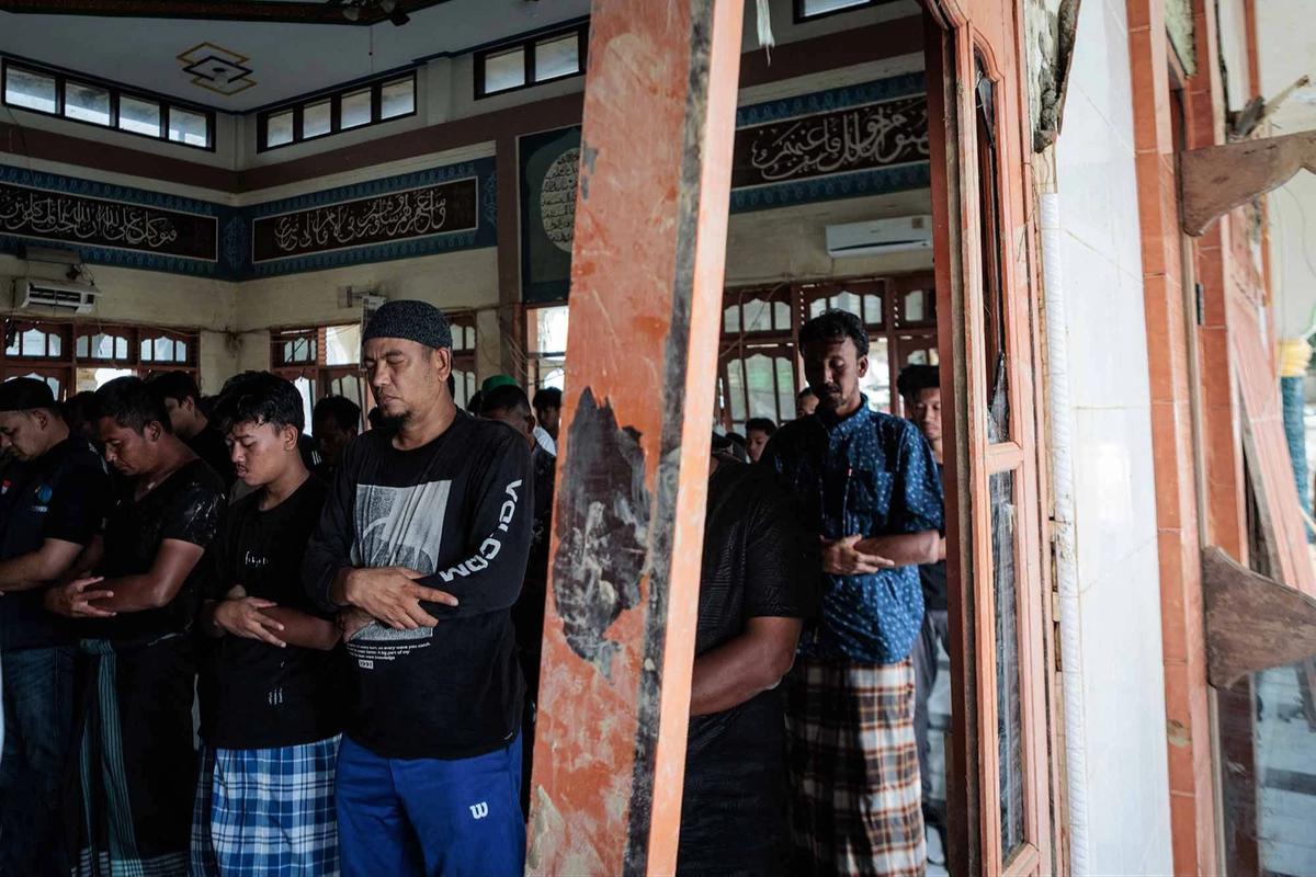 FOTO: Warga Aceh Tamiang Laksanakan Salat Jumat di Tengah Pemulihan Pascabencana